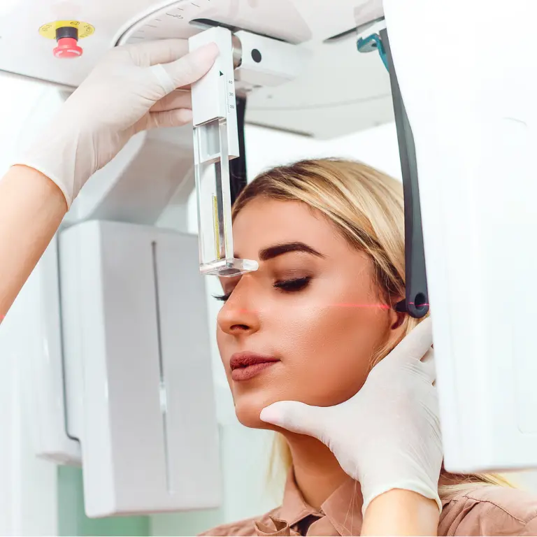 Mujer realizandose uno rayos X sobre su oclusón dental para un tratamiento maxilofacial