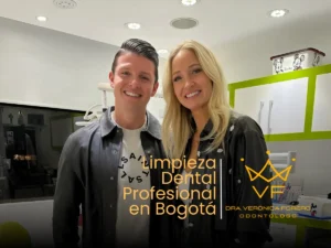Pacientes satisfechos sonríen después de una limpieza dental profesional con la Dra. Verónica Forero en su clínica en Bogotá